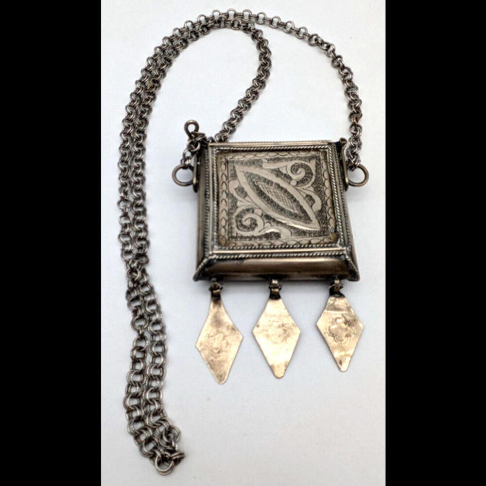 Silver Ornate Amulet Prayer Box Pendant Necklace Quran 18 Inch Chain